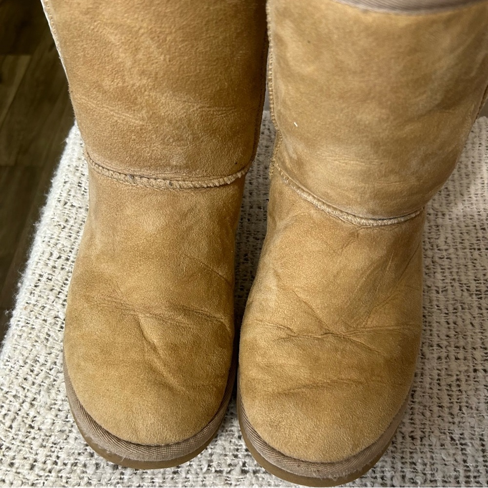 UGG Classic Short Boot - Picture 6 of 8